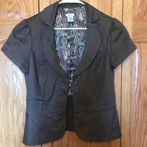 Brown short sleeved jacket